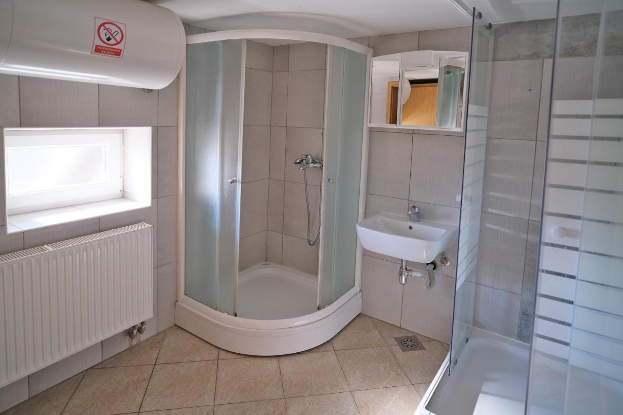 Sostanj Velenje Ravne Sobe Rooms Vrtacnik D O O Exterior photo